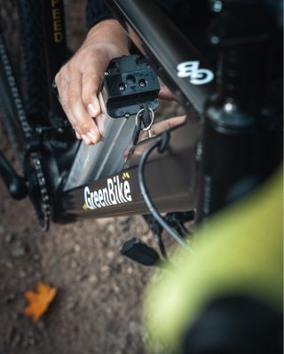 Integrovaná baterie a motor v minimalistickém provedení – vzhledem nerozeznatelné od klasického horského kola....