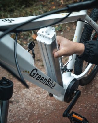 Baterie s dojezdem až 160km je ukrytá v rámu kola se středovým motorem, který je vybaven torzním snímačem síly šlapání....