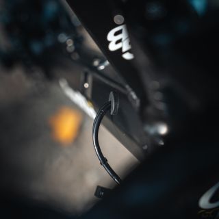 Na detailech nám záleží. 🧐 Brzdové i řadící bowdeny vedené rámem. Perfektně seřízené kazety a do posledního detailu...