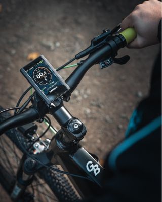 LCD displej s přehledným ovládáním – nabízí 5 úrovní asistence pro plynulou jízdu a praktický režim chůze pro snadné...