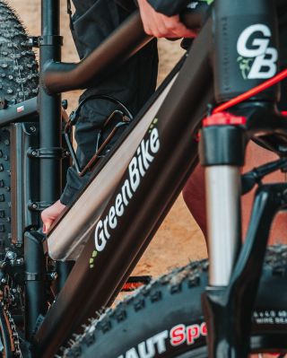 Baterie s dojezdem až 160km je ukrytá v rámu kola se středovým motorem, který je vybaven torzním snímačem síly šlapání....