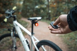 TIP NA DÁREK! Díky multifunkčnímu bezdrátovému alarmu bude vaše jízda na kole zase o něco bezpečnější. Je voděodolný,...